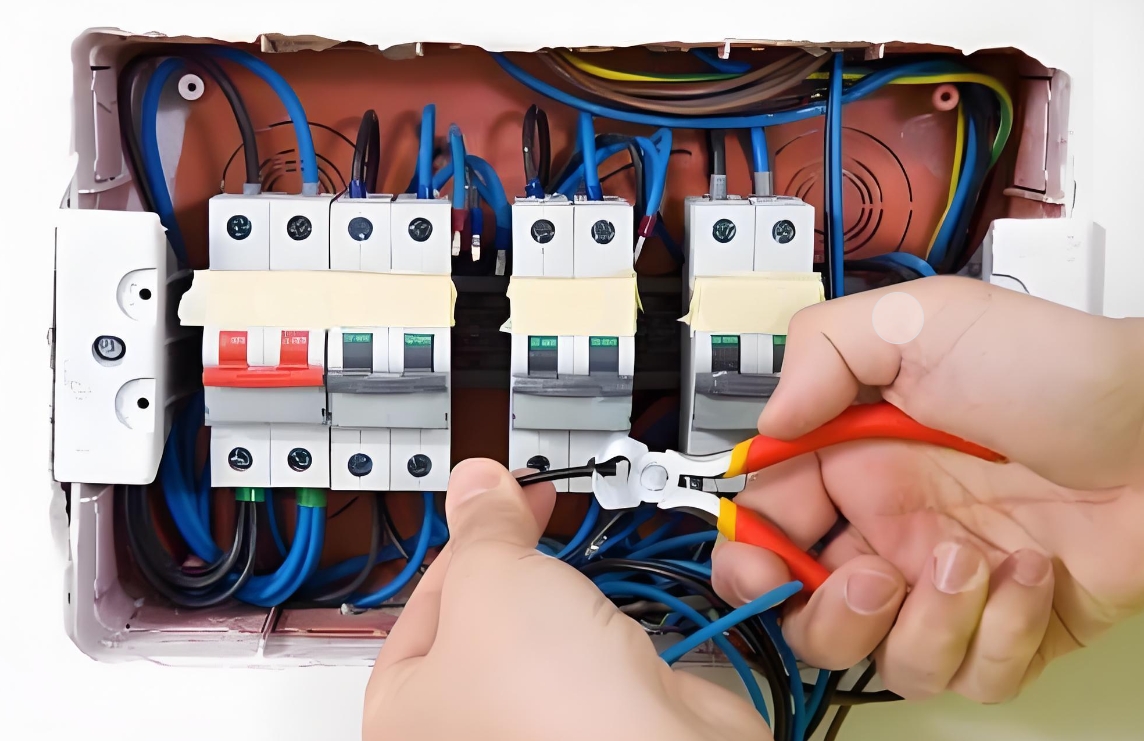 電能計(jì)量裝置新裝完工后，在送電前應(yīng)檢查的內(nèi)容